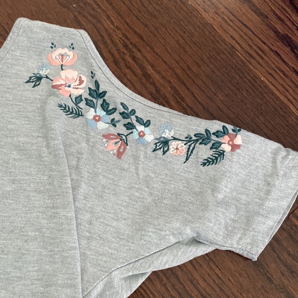 Cute cut shoulder flower top - Picture 2 of 3